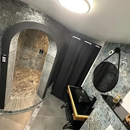 La Creche Romantique *